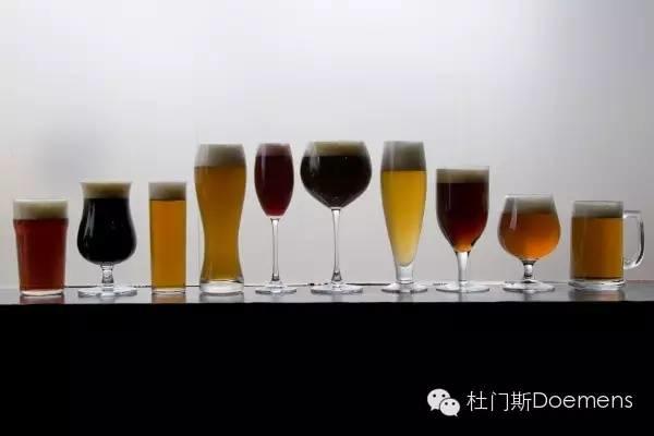 喝不同的啤酒 用不同的杯子 喝不同的啤酒 用不同的杯子